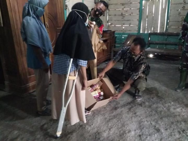 Sri Damayanti Buka Langsung Bingkisan Dari Satgas TMMD Bojonegoro